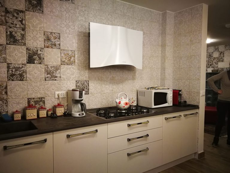 cucina con rivestimento in gres