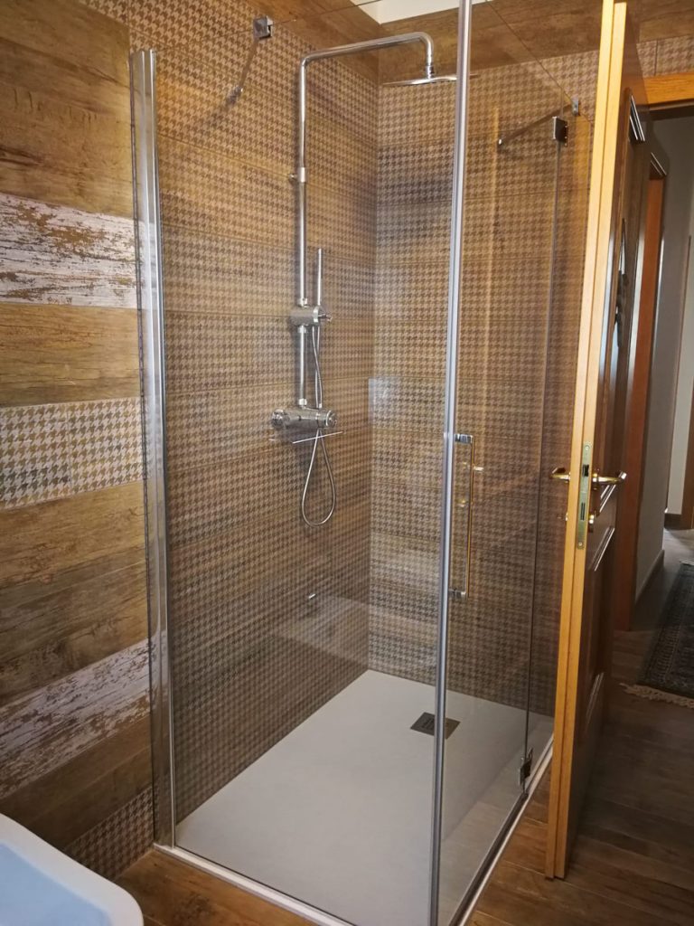 rivestimento doccia in tonalità legno