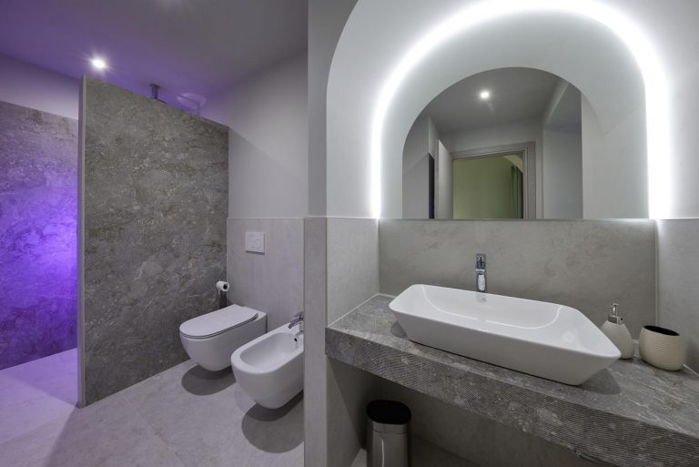 bagno con gres effetto marmo presso residence lago di Garda