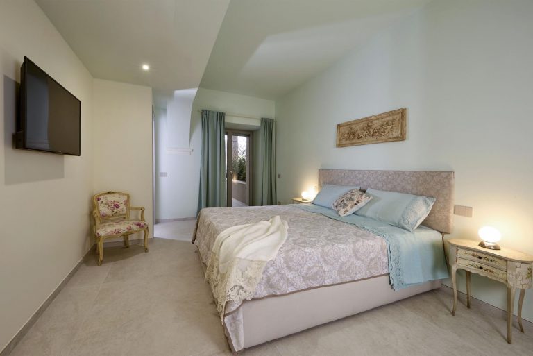 camera da letto con pavimento in gres presso residence lago di Garda