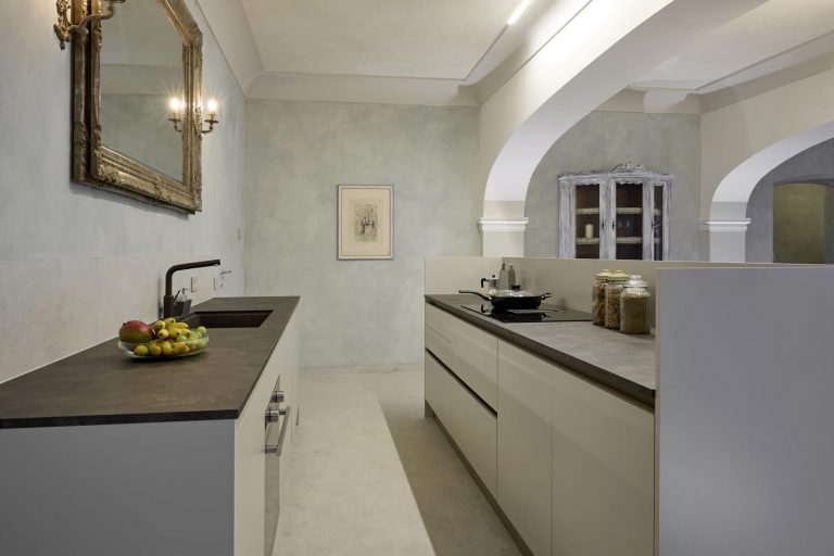 elegante cucina con gres effetto marmo in residence lago di Garda