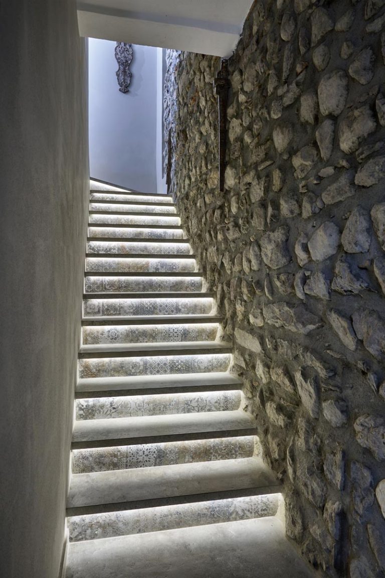 scala interna con pareti in muratura presso residence lago di Garda