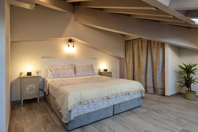 elegante camera matrimoniale con parquet sbiancato in residence lago di Garda