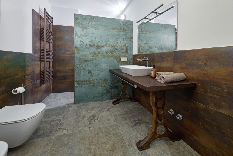 pavimentazione per bagno e rivestimento effetto anticato in residence lago di Garda