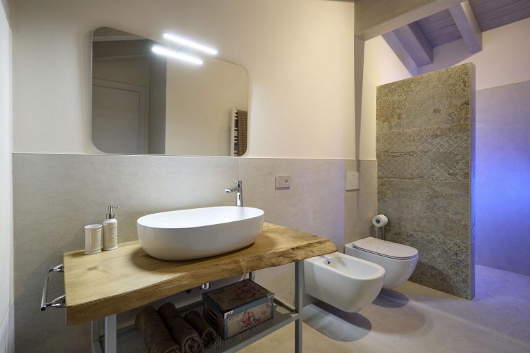 pavimento e rivestimento neutro in bagno residence lago di Garda