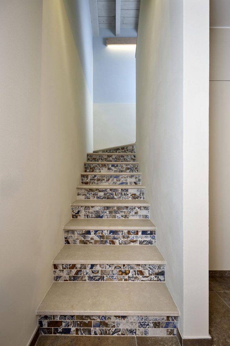 scale interne con decoro residence lago di Garda