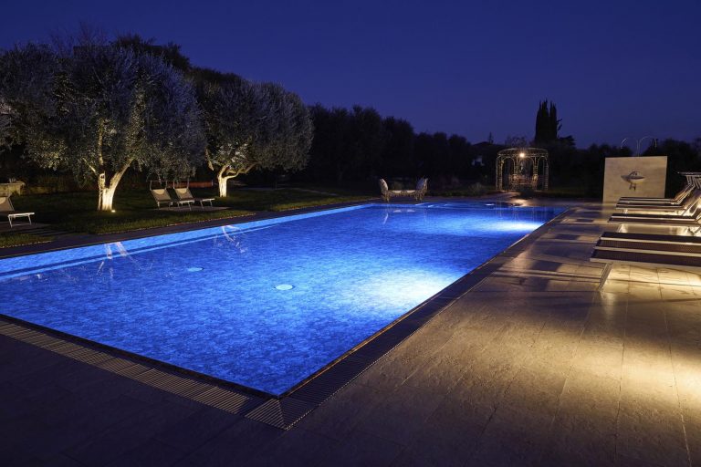 piscina notturna particolare pavimentazione residence lago di Garda