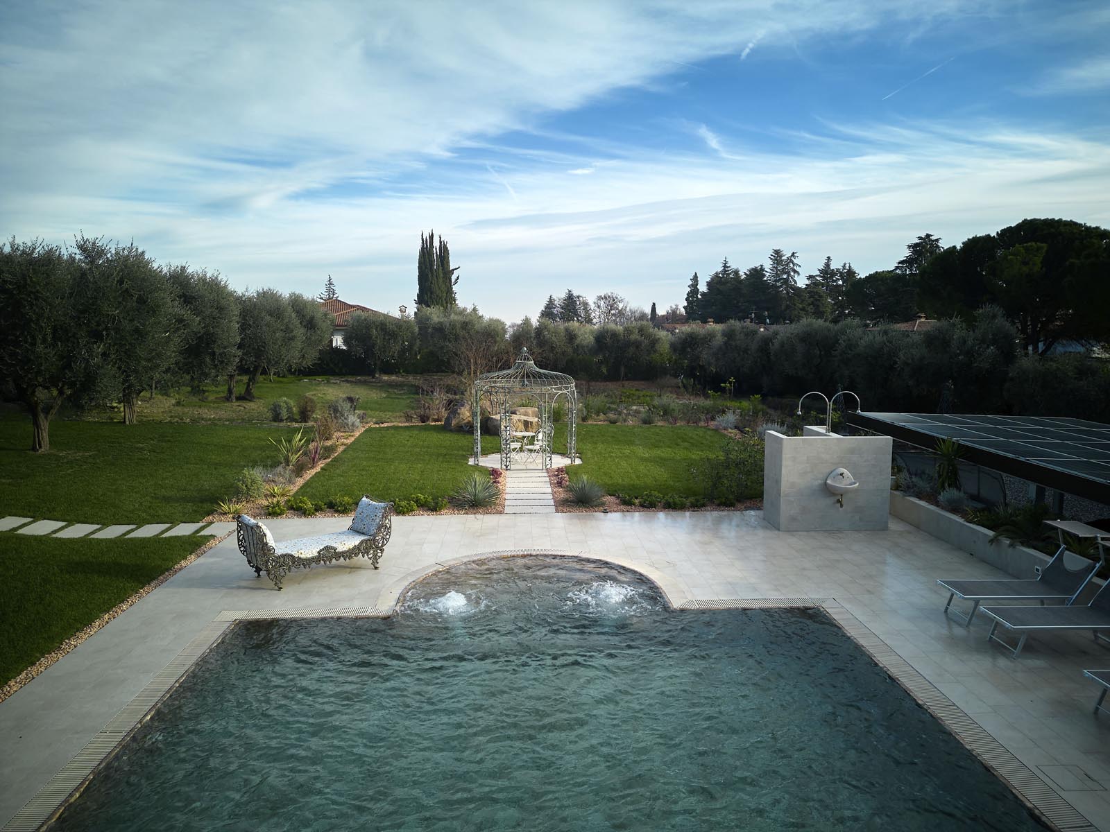Pavimento piscina esterna residence lago di Garda