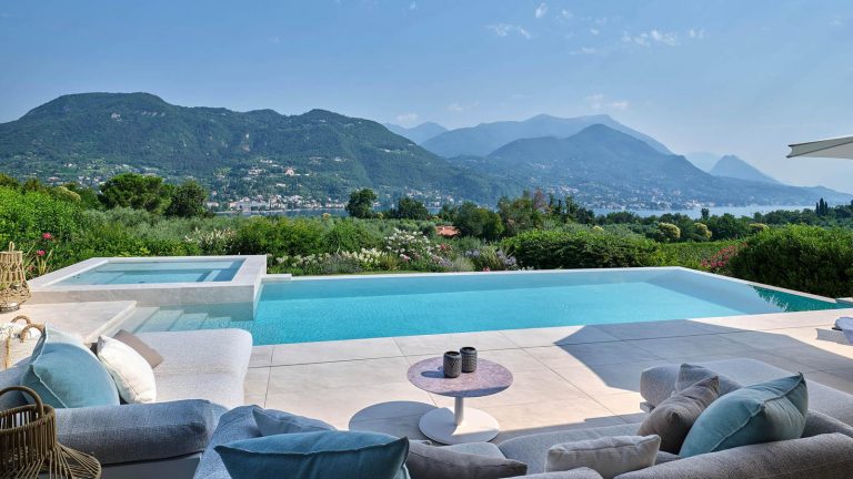 via piscina e monti, pavimento e rivestimento villa Portese, Lago di Garda