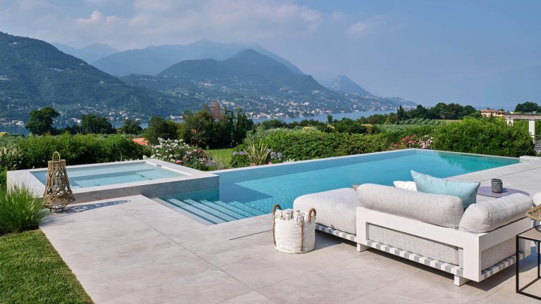 piscina vista lago con idromassaggio