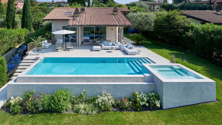 vista piscina e villa con pavimenti e rivestimenti Kerma