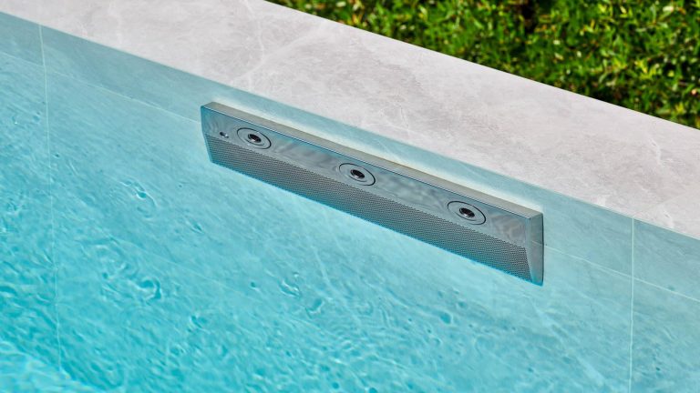 sistema di controcorrente in piscina con rivestimenti in gres Kerma