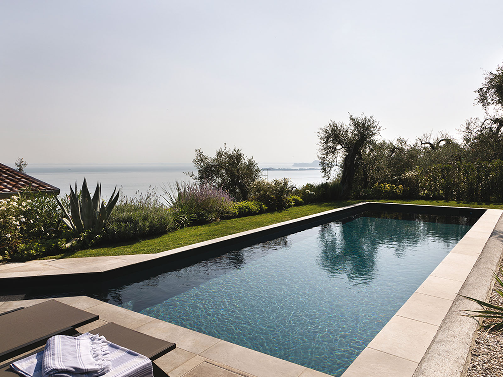 pavimentazione bordo piscina in villa lago di garda